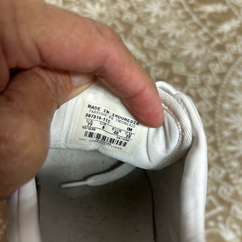 Nike White Athletic Shoes Classic Design - Picture 10 of 15